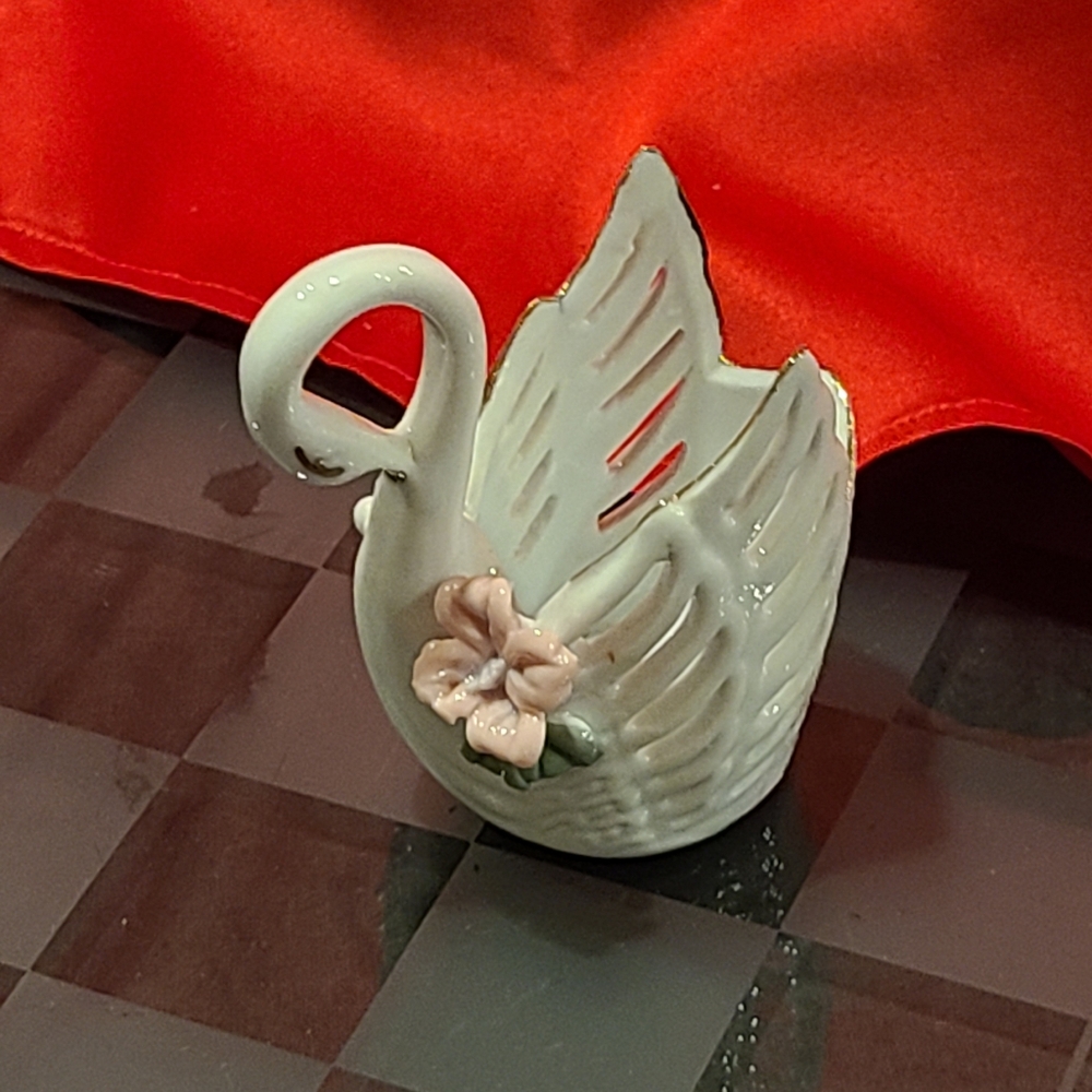 Vintage America Ceramic Swan with Gold Accents - Picture 4 of 10